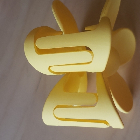 𝅺2 for $15 Flower Claw Clip NWOT - Picture 4 of 5